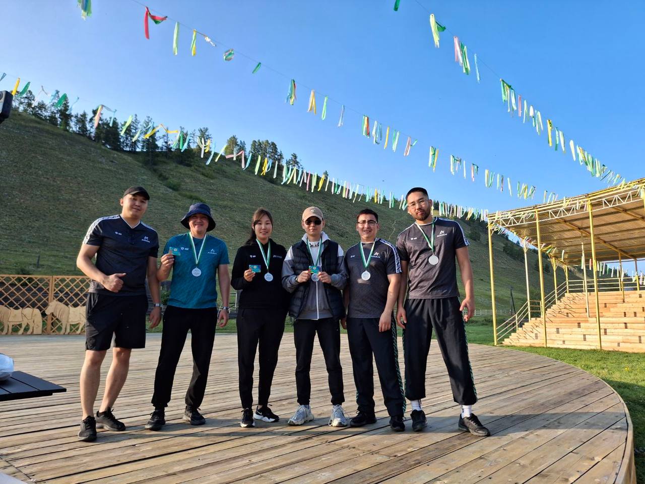 Призеры корпоративных игр AIAN GAMES 2026 с медалями на летней сцене