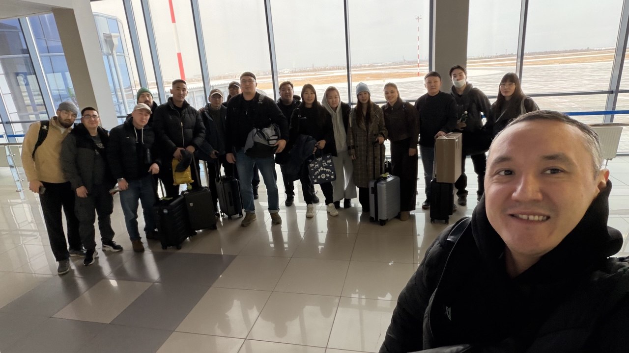 Команда ТК АЙАН в аэропорту во время поездки во Владивосток