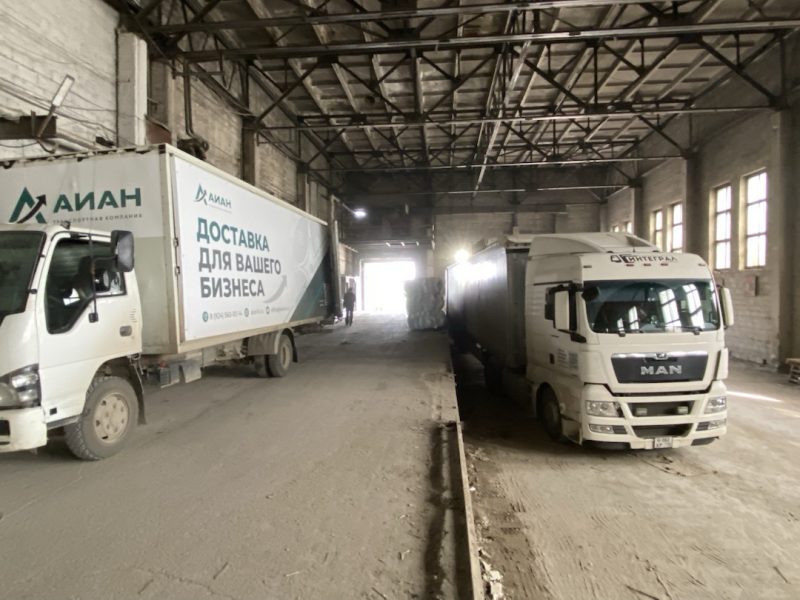 Выгрузка сборной фуры из Новосибирска на складе в Якутске рядом с малотоннажником АЙАН