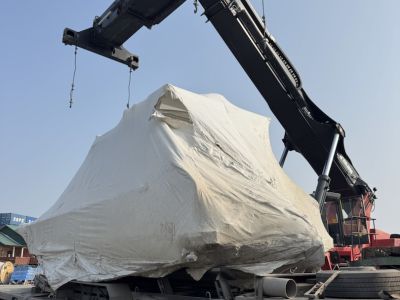 Выгрузка катера краном-манипулятором с низкорамного полуприцепа на площадке в Якутске