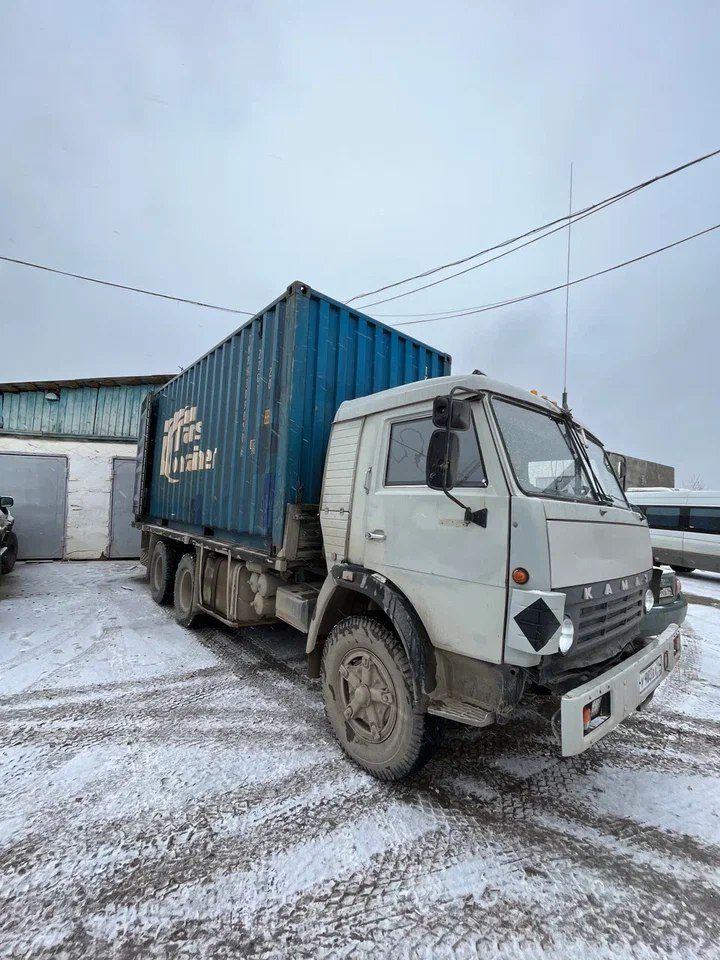 КамАЗ с двадцатифутовым контейнером из Обнинска у склада получателя